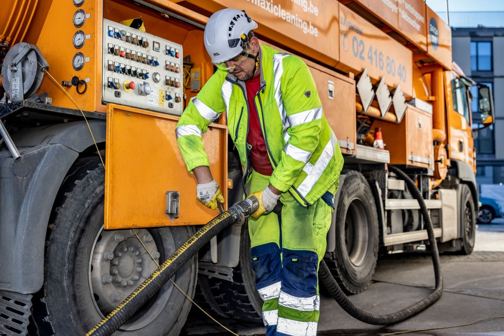 man met hesje ruimingsdienst lowres